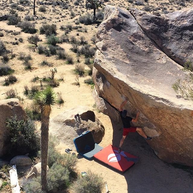 Joshua Tree bouldering (Nicole Overhang, V6)
