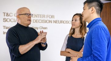 camerer talking with students