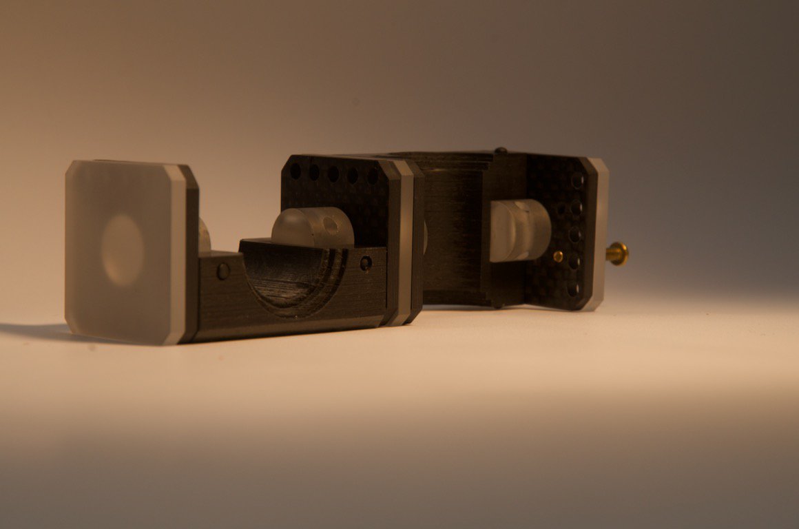 Carbon-fiber/sapphire susceptometer mount