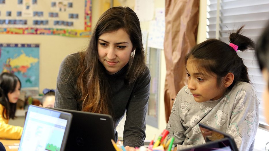 Caltech student teach elementary school student.