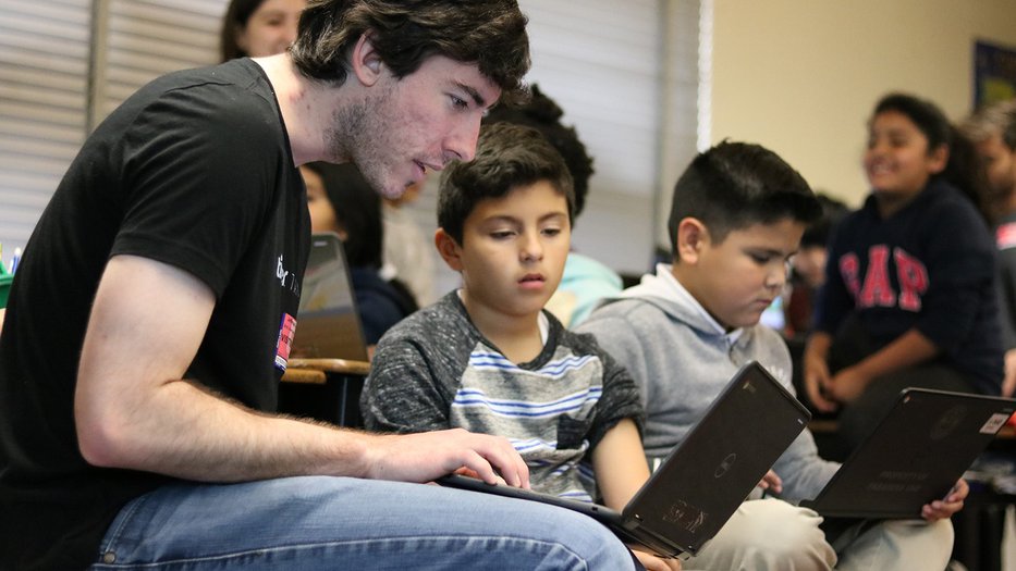 Caltech student teach elementary school student.