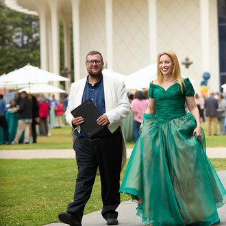 Daniel and Laura in front of Beckman Auditorium