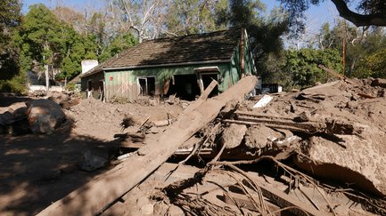 Debris flow seismic signature and early warning