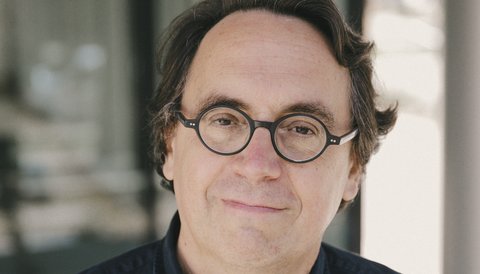 Headshot Carlos Lois