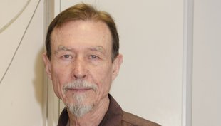 Headshot Carver Mead