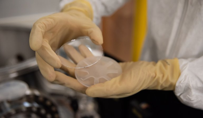 Photo of a test disk for the mirror coatings.