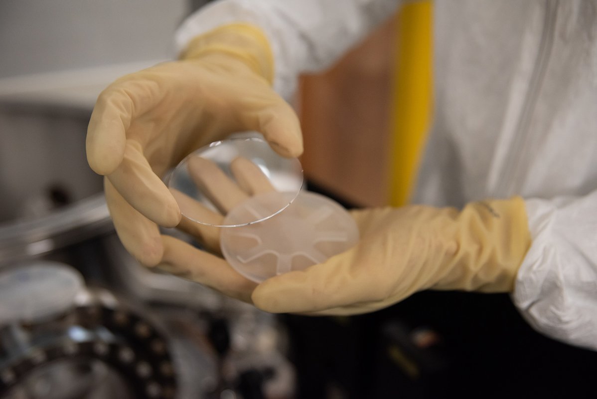 Photo of a test disk for the mirror coatings.