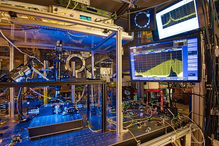 Optical frequency synthesizer