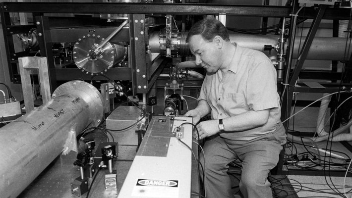 photo of Ronald Drever in the lab