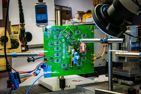 A photo of the optical phased array that could be the basis for a lenseless camera.