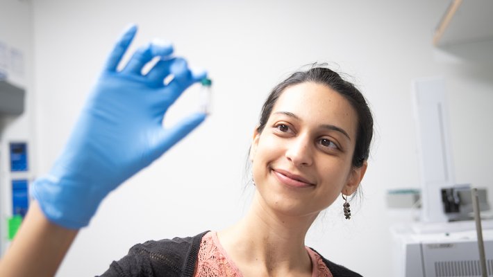 Jess Kanwal in the lab
