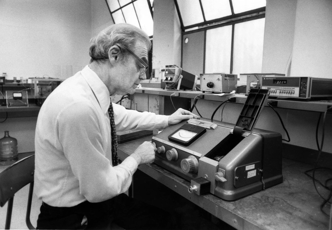 photo of Rolf Sabersky with spectrophotometer