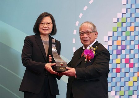 Sunney Chan and the president of Taiwan pose together with an award.