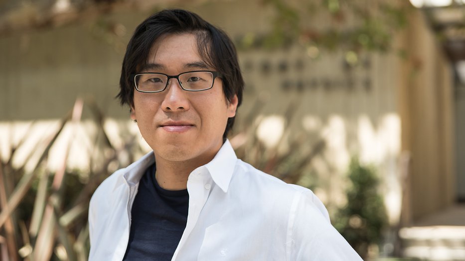 Photo of Garnet Chan standing in front of Caltech's Noyes Laboratory