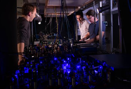 Photo of the Manuel Endres research team working in the lab