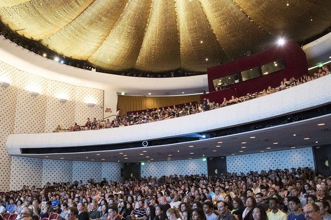 A full audience seated inside Beckman Auditorium.