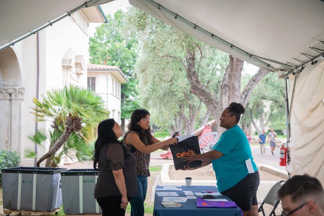 Mahlet Tesfaye, a Residential Life Coordinator from OSE, welcomes a new student on move-in day.