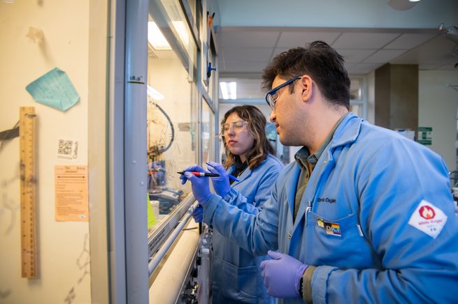 Caltech and PCC students working together in the chemistry lab.